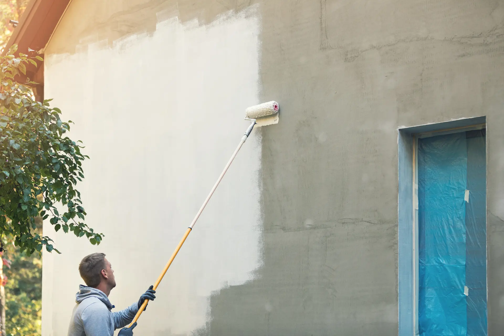 Pintor trabajando en una fachada en A Coruña